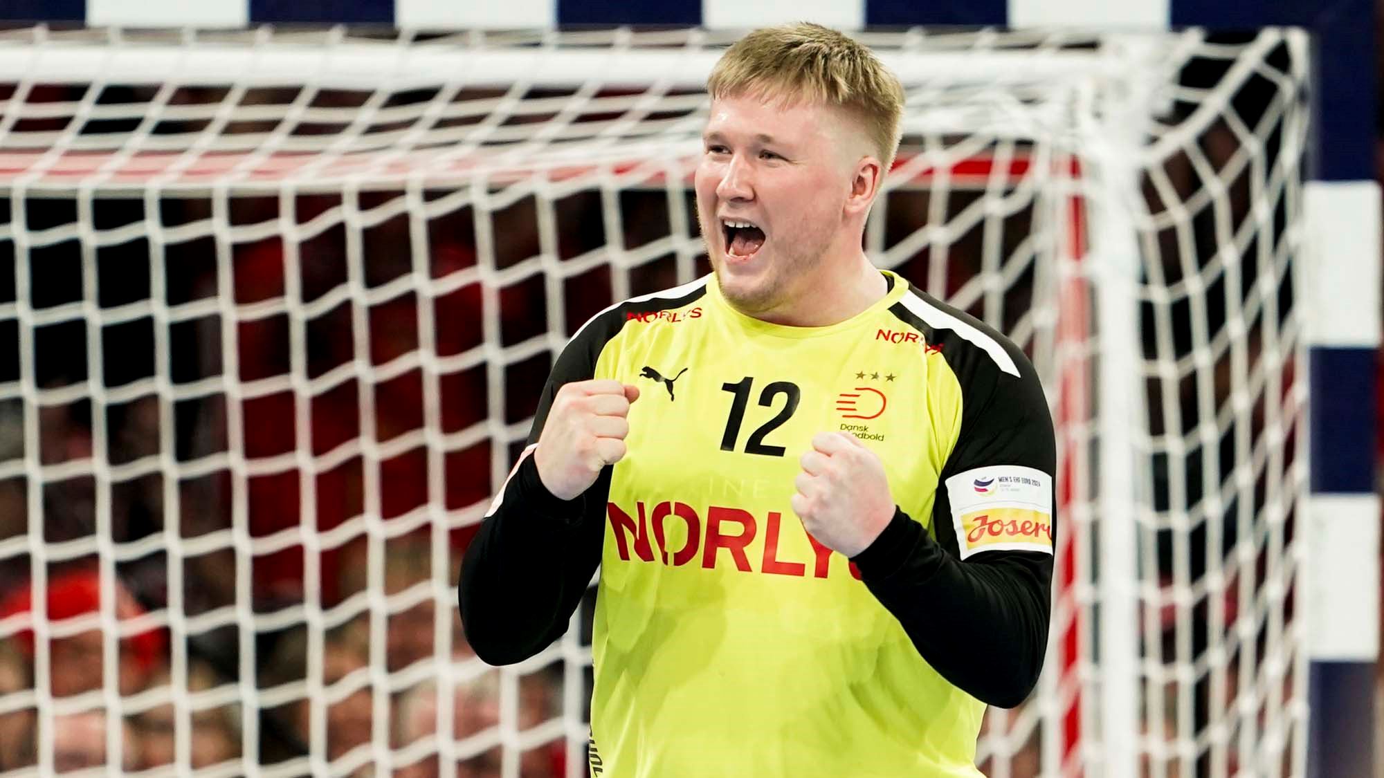 Hamburg, Tyskland 20240121. 
Danmarks målvakt Emil Nielsen jubler etter redning under hovedrundekampen i håndball-EM mellom Norge og Danmark i Barclays Arena.
Foto: Stian Lysberg Solum / NTB