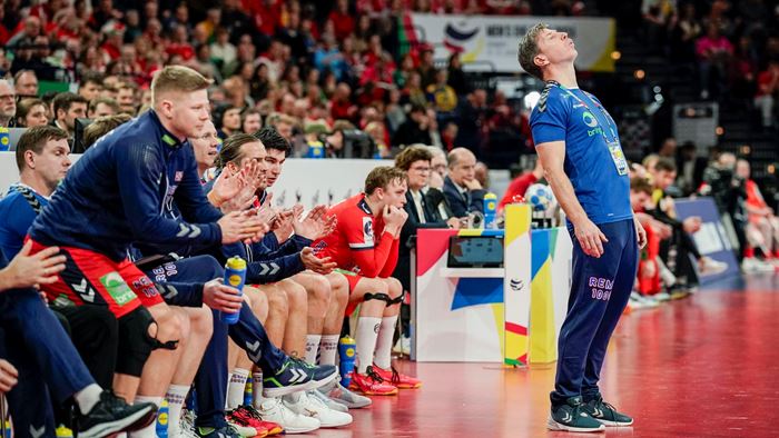 Hamburg, Tyskland 20240121. 
Norges landslagssjef Jonas Wille på sidelinjen under hovedrundekampen i håndball-EM mellom Norge og Danmark i Barclays Arena.
Foto: Stian Lysberg Solum / NTB