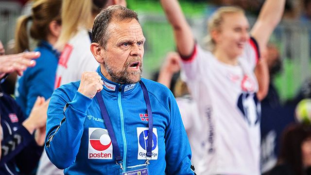 Norway's head coach Thorir Hergeirsson reacts during the EHF Women’s European Championship semi-final handball match between Norway and France at the Arena Stozice in Ljubljana on November 18, 2022. (Photo by Jure Makovec / AFP)