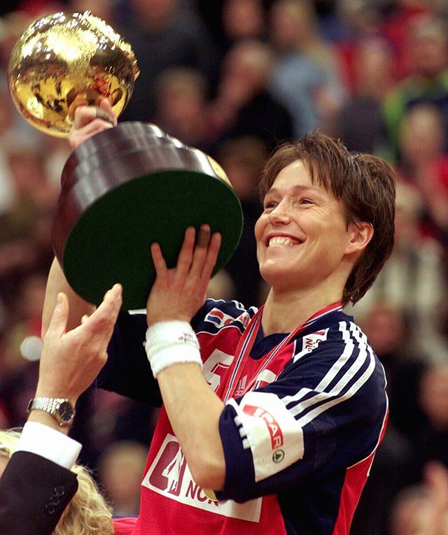 LILLEHAMMER 19991212: 
VM i Håndball for kvinner, finale, Norge - Frankrike (25-24) i Håkons Hall. Seiersseremoni.  Norges kaptein Susann Goksør Bjerkrheim med trofeet etter seieren over Frankrike i VM-finalen.
Foto: Morten Holm / NTB