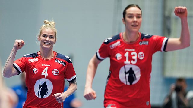 Bergen 20240404. 
Norges Kari Brattset Dale t.h. og  Veronica Kristiansen under landskampen i håndball mellom Norge og Ungarn i Åsane Arena. (Bildet er tatt for Norges Håndballforbund. Kan også brukes redaksjonelt).
Foto: Beate Oma Dahle / NTB