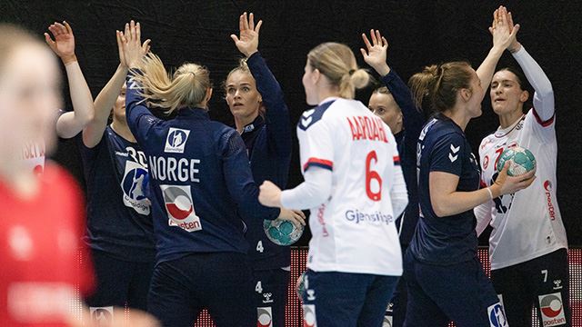 Zürich, Sveits 20240406. 
Det norske damelandslaget i håndball varmer opp før kampen mot Sveits under EHF Euro Cup i Saalsporthalle i Zürich i Sveits lørdag.
Foto: Ørjan F. Ellingvåg / NTB