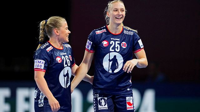 Innsbruck, Østerrike 20241128. 
Norges Emilie Hovden og 	Henny Ella Reistad etter gruppespillkampen i håndball-EM for kvinner mellom Norge og Slovenia i Olympiahalle.
Foto: Beate Oma Dahle / NTB