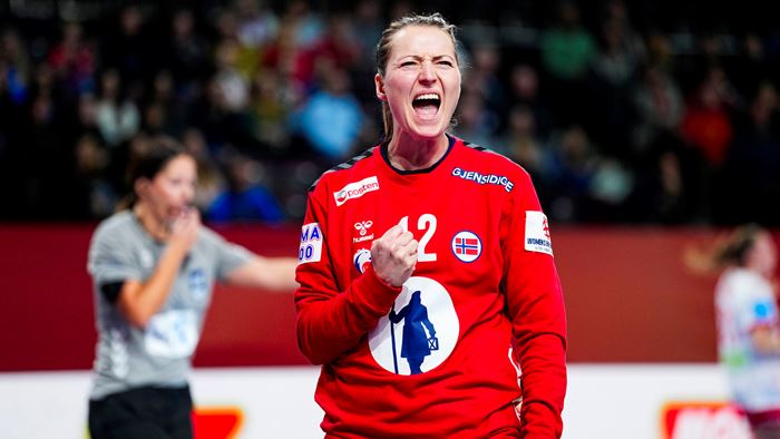 Wien, Østerrike 20241205. 
Norges målvakt Silje Solberg-Østhassel feirer under hovedrunde i håndball-EM for kvinner mellom Danmark og Norge i Wiener Stadthalle.
Foto: Beate Oma Dahle / NTB