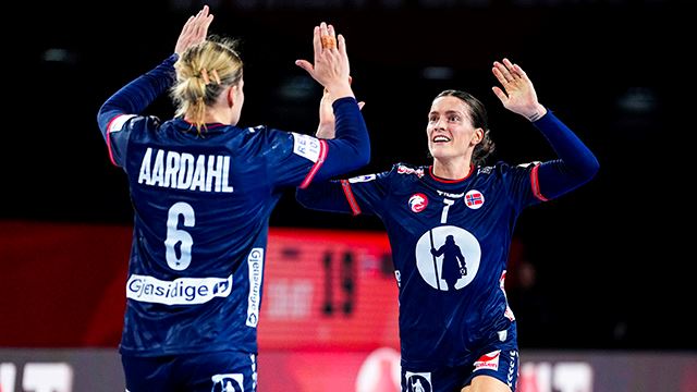 Wien, Østerrike 20241205. 
Norges Maren Aardahl og Stine Ruscetta Skogrand feirer under hovedrunde i håndball-EM for kvinner mellom Danmark og Norge i Wiener Stadthalle.
Foto: Beate Oma Dahle / NTB