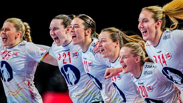 Wien, Østerrike 20241213. 
Håndballjentene jubler for seier og finaleplass etter semifinalen i håndball-EM for kvinner mellom Ungarn og Norge i Wiener Stadthalle.
Foto: Beate Oma Dahle / NTB