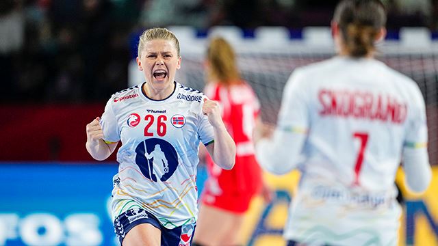 Wien, Østerrike 20241213. 
Norges Emilie Margrethe Hovden under semifinalen i håndball-EM for kvinner mellom Ungarn og Norge i Wiener Stadthalle.
Foto: Beate Oma Dahle / NTB