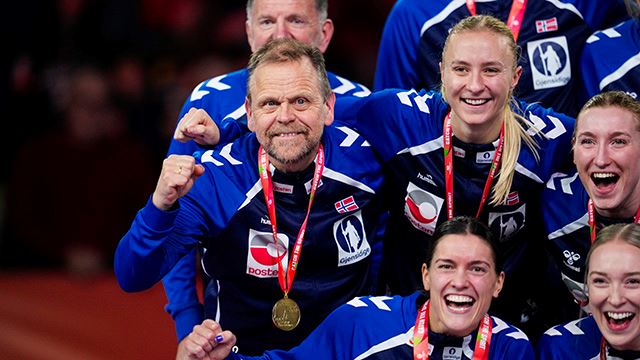 Wien, Østerrike 20241215. 
Norges landslagssjef Thorir Hergeirsson og de norske håndballjentene feirer EM-gullet etter seieren mot Danmark i finalen i Wiener Stadthalle søndag kveld.
Foto: Beate Oma Dahle / NTB