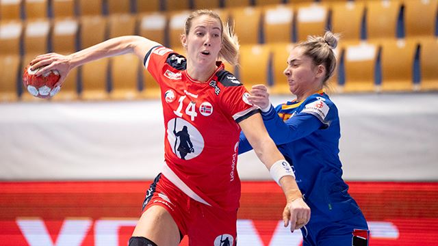 Norges Kristine Breistøl i kamp med Rumæniens Oana Bors under håndboldkampen mellem Norge og Rumænien i turneringen Golden League i Viborg søndag den 24. november 2024.. (Foto: Bo Amstrup/Ritzau Scanpix)