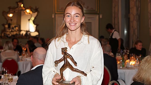 Stine Oftedal Dahmke mottar Håndballstatuetten