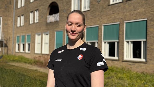 June Cecilie Krogh på samling for Håndballjentene.