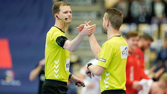 Sotra 20231105. 
Dommerne Andreas Daviknes Borge og Magnus Muri Nygren under håndballkampen i Golden League Gjensidige Cup mellom  Nederland og Danmark i Sotra Arena.
Foto: Stian Lysberg Solum / NTB