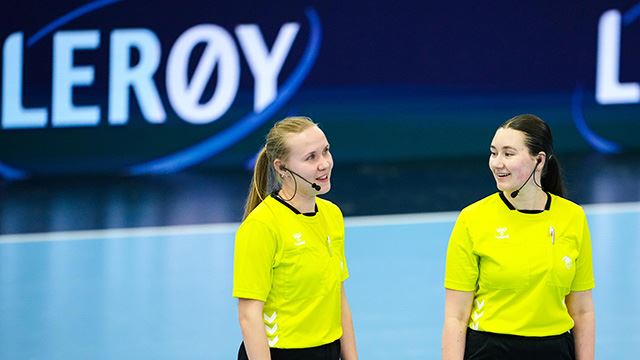 Arendal 20240223. 
Dommer Rebecca Røsberg Skjold og Antonie Seierstad Dale under J20-finalen i NM i håndball mellom Gneist og Larvik i Sør Amfi.
Foto: Beate Oma Dahle / NTB