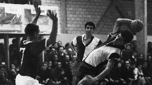 Sveits 1964.
Arild Gulden. Spiller håndball for Sveitsiske Grasshoppers.
Foto:Comet / Aktuell / Scanpix

Aktuell nr.18/1964: "Den norske idrettsstjernen i Sveits".