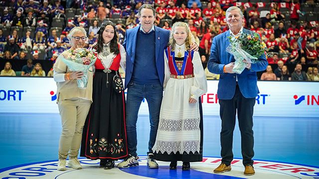 Oslo 20221029. 
Utdeling av NHFs fortjenestemerke i gull til Jorunn Pollestad og Tor-Jan Stokkedal for deres mangeårige innsats i hhv. Appellkomiteen og Valgkomiteen i Norges Håndballforbund. Generalsekretær Erik Langerud står for overrekkelsen.
Foto: Beate Oma Dahle / NTB