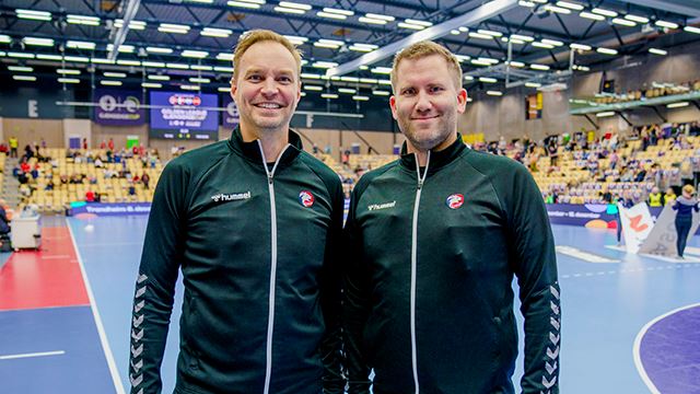 Dommerne Håvard Kleven og Lars Jørum etter håndballkampen i Golden League Gjensidige Cup mellom Danmark og Spania i Sotra Arena.Foto: Stian Lysberg Solum / NTB