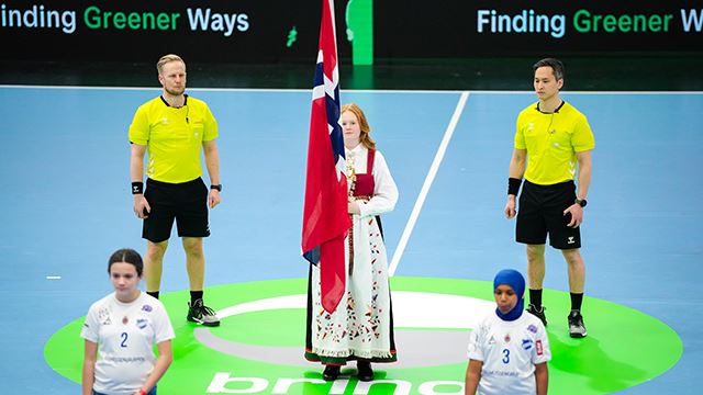 Dommere Eskil Ahn Braseth og Leif Andre Sundet før finalen for herrer i NM i håndball mellom Kolstad og Elverum i Sør Amfi.