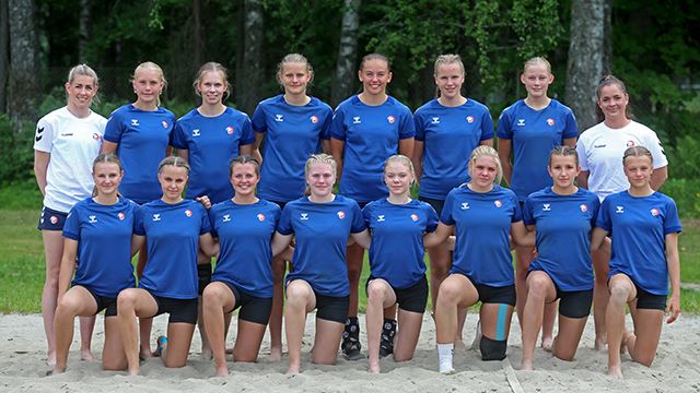 LKB06 Lagbilde. Bak f.v. Oda Berge Kjærsgaard, Maiken-Merina Wagelid Beldo, Emilie Wangen Heen, Leah Isabell Langaard, Hansine Brune Skorgevik, Karoline Trollsaas Lundstad, Mathilde Aas Fjelddalen, Katinka Haltvik. Foran f.v. Selma Maria Jomaas, Kaja Berg Fokstuen, Ingrid Aaser Øen, Karoline Slørdahl Conradi, Victoria Barth Gottschalksen, Christina Strandi, Alette Pettersen-Lund, Lilly Momrak Mæhlum.