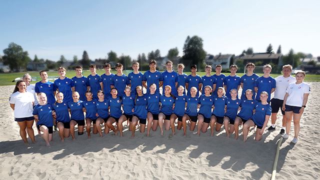 Beachjuniorlagene
Bak f.v. Katinka Haltvik, Oda Berge Kjærsgaard, Pijus Petrauskas, Mikkel Kulvik Bremseth, Oskar Pilskog Nyhus, Noah Strutz Skei, Patrick Smits-Thommesen, Gard Elvedal Hole, Ola Sønju Eggum, Morgan Scott William Hovland-Gay, Jørgen Lothe Dahl, Martin Larsen, Rodh Faiz Maola al Malchi, Eirik Usler, Nicklas Emilian Walle, Amandus Austad Adams, Håvard Tårnes, Jakob Hanken Skulbru, Ole Thomas Nøstvold, Johanna Myhrstuen. Foran f.v. Ida Koveland, Sara Svendsen, Madelen Gjerald Ulleland, Lilly Momrak Mæhlum, Selma Maria Jomaas, Hansine Brune Skorgevik, Mathilde Aas Fjelddalen, Hannah Tirslaug Sve, Mia Tvedte Johannessen, Thilla Karoline Molle Langseth, Helene Klæstad Sandnes, Maiken-Merina Wagelid Beldo, Thea Olivia Fjæra Eng, Julia Tverraaen Moen, Karoline Slørdahl Conradi, Ingrid Aaser Øen, Jonette Alsén.