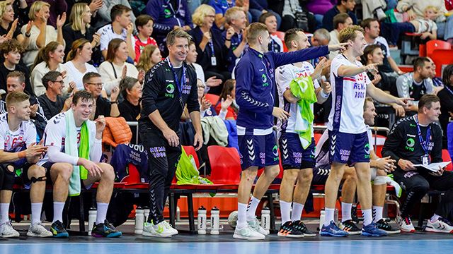 Larvik 20221013. 
Landslagssjef Jonas Wille og flere norske landslagsspillere jubler for 38-26 seieren i EM-kvalifiseringskampen i håndball mellom Norge og Slovakia i Jotron Arena i Larvik.
Foto: Håkon Mosvold Larsen / NTB