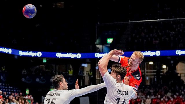 Trondheim 20230108. 
Erik Thorsteinsen Toft skyter over USAs Patrick Hüter og Ian Hüter under håndballandskampen mellom Norge og USA i Gjensidige Cup i Trondheim Spektrum søndag.
Foto: Håkon Mosvold Larsen / NTB