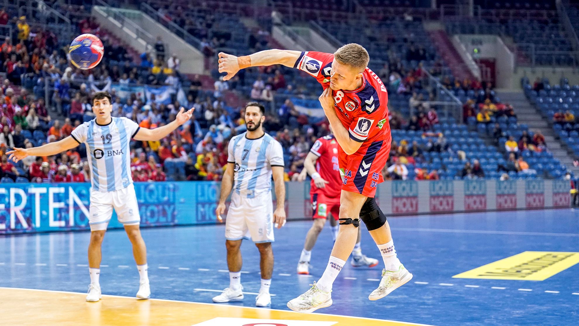 Krakow, Polen 20230115. 
Norges Sebastian Barthold, Argentinas Pedro Martínez Cami og Ignacio Pizarro under VM-kampen i håndball mellom Norge og Argentina i Tauron arena.
Foto: Stian Lysberg Solum / NTB