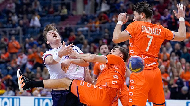 Krakow, Polen 20230117. 
Gøran Søgard Johannessen  stoppes av nederlandske forsvarere i VM-kampen i håndball for herrer mellom Nederland og Norge i Tauron Arena i Krakow, Polen.
Foto: Stian Lysberg Solum / NTB