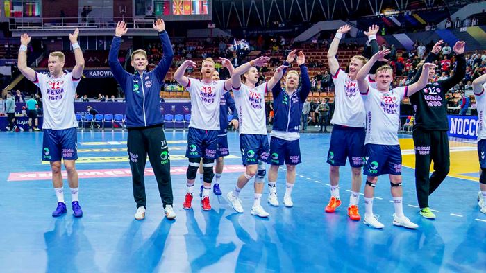 Katowice, Polen 20230121. 
Håndballgutta med Petter Øverby, Torbjørn Sittrup Bergerud, Erik Thorsteinsen Toft og Alexander C. Blonz etter VM-kampen i håndball for herrer mellom Qatar og Norge i Spodek Arena i Katowice, Polen.
Foto: Stian Lysberg Solum / NTB