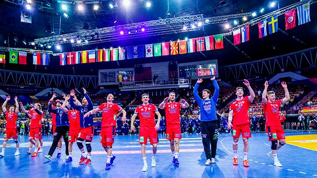 Katowice, Polen 20230123. 
Håndballgutta med Sander Sagosen, Sander A. Øverjordet, Petter Øverby, Torbjørn Sittrup Bergerud og Sebastian Barthold etter VM-kampen i håndball for herrer mellom Tyskland og Norge i Spodek Arena i Katowice, Polen.
Foto: Stian Lysberg Solum / NTB