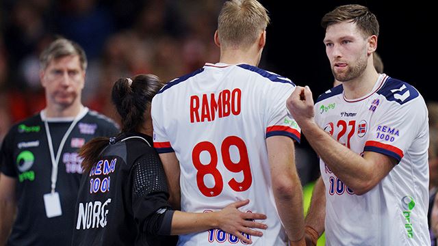 Norges Christoffer Rambo bliver tacklet af Magnus Saugstrup og skiftes ud med Harald Reinkind under Golden League kampen mellem Danmark og Norge i Royal Arena, torsdag den 4. januar 2024.. (Foto: Liselotte Sabroe/Ritzau Scanpix)