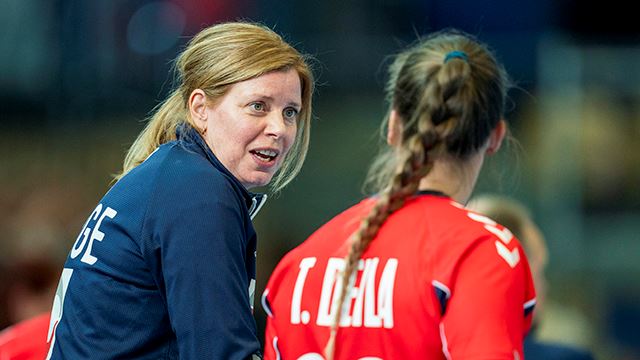 Norges landslagstrener Tonje Larsen og Thale Rushfeldt Deila under landslagskampen i håndball mellom Norge og Nord-Makedonia i Nadderud Arena.Foto: Fredrik Varfjell / NTB