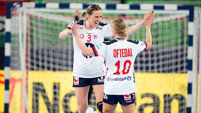 Emilie Hegh Arntzen og Stine Bredal Oftedal under gruppespillkampen i EM mellom Sveits og Norge i Stožice Arena.Foto: Beate Oma Dahle / NTB