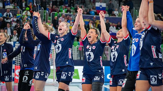 Ljubljana, Slovenia 20221114. 
Håndballjentene jubler etter seier og sikret semifinale etter EM-kampen i hovedrunden mellom Norge og Slovenia i Stožice Arena.
Foto: Beate Oma Dahle / NTB