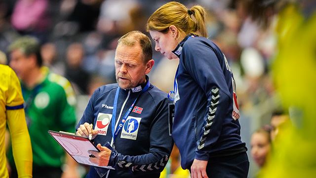 Norges landslagssjef Thorir Hergeirsson og landslagstrener Tonje Larsen under landskampen mellom Norge og Brasil i DNB Arena, før håndball-EM i Slovenia i november.Foto: Beate Oma Dahle / NTB