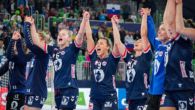 Ljubljana, Slovenia 20221114. 
Håndballjentene jubler etter seier og sikret semifinale etter EM-kampen i hovedrunden mellom Norge og Slovenia i Stožice Arena.
Foto: Beate Oma Dahle / NTB