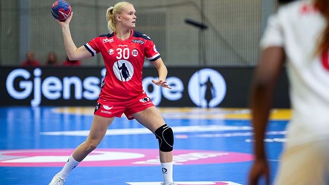 Hamar 20231123. 
Landslagsdebutant Maja Furu Sæteren i aksjon i landskampen mellom Norge og Angola i Boligpartner Arena, før håndball-VM i Norge, Sverige og Danmark.
Foto: Beate Oma Dahle / NTB