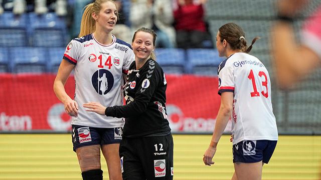 Lillehammer 20231126. 
Kristine Breistøl, Norges keeper Silje Solberg og Kari Brattset Dale t.h.  under landskampen mellom Norge og Polen i Håkons Hall, før håndball-VM i Norge, Sverige og Danmark.
Foto: Beate Oma Dahle / NTB