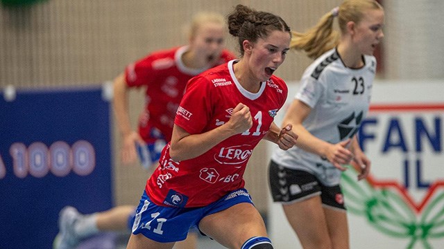 Celine Solstad jubler etter scoring for Fana