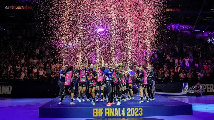 Budapest, Ungarn 20230604. 
Vipers målvakt Katrine Lunde og Markéta Jerábková holder pokalen under medaljeseremonien etter finalen i Champions League i håndball mellom Vipers og Ferencvárosi TC i MVM Dome Budapest.
Foto: Beate Oma Dahle / NTB