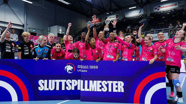 Hamar 20240524. 
Vipers feirer etter seier under håndballkampen i sluttspillet mellom Storhamar og Vipers i Boligpartner Arena i Hamar.
Foto: Frederik Ringnes / NTB