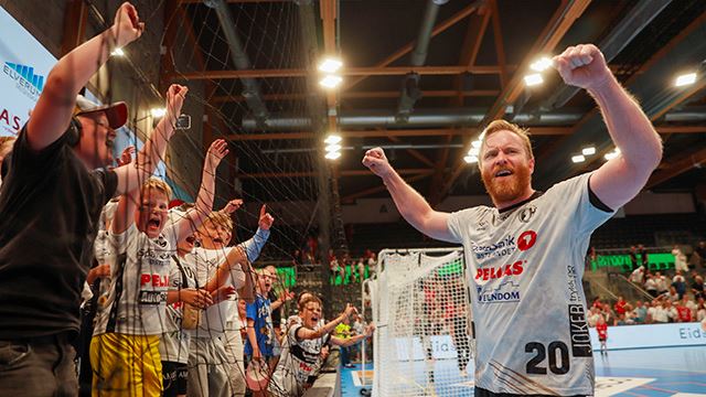 Elverum 20240525. 
Endre Langaas feirer etter håndballkampen i sluttspillet mellom Elverum og Kolstad i Terningen Arena i Elverum.
Foto: Frederik Ringnes / NTB