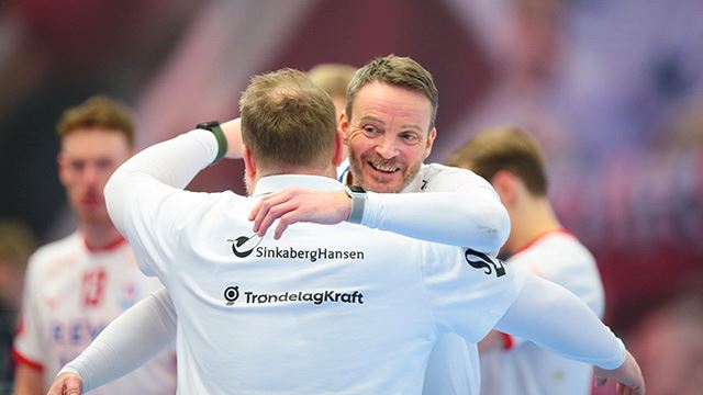 Arendal 20230225. 
Kolstads trener  Stian Gomo Nilsen og trener Christian Berge i aksjon under andre semifinale for menn mellom Kristiansand og Kolstad under NM i Håndball lørdag.
Foto: Christoffer Andersen / NTB