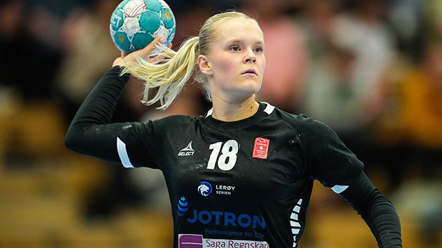 Arendal 20240223. 
Larviks Maja Furu Sæteren under J20-finalen i NM i håndball mellom Gneist og Larvik i Sør Amfi.
Foto: Beate Oma Dahle / NTB