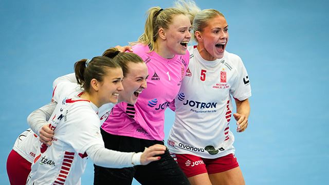 Arendal 20240225. 
Larvik jubler for seier etteer bronsefinalen for kvinner i NM i håndball mellom Larvik og Sola i Sør Amfi.
Foto: Beate Oma Dahle / NTB