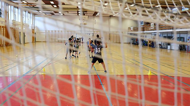 Oslo 20200915. 
Barn trener håndball i Linderudhallen.  
Foto: Ørn E. Borgen / NTB
NB! MODELLKLARERT