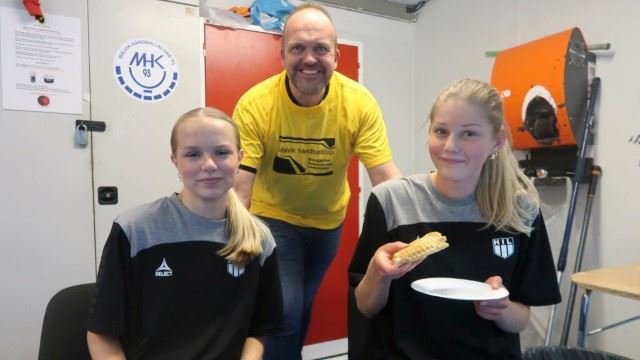 Mina Jakobsen og Julie Millerjord - Klubbdommere