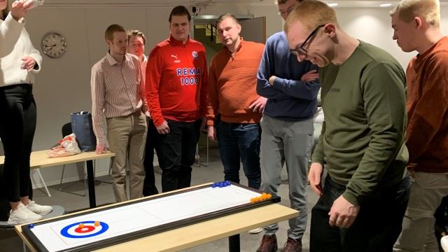 Sosialt på kveldstid, med curling