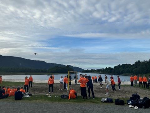 Sosialt for gruppen på fredag - volleyball 