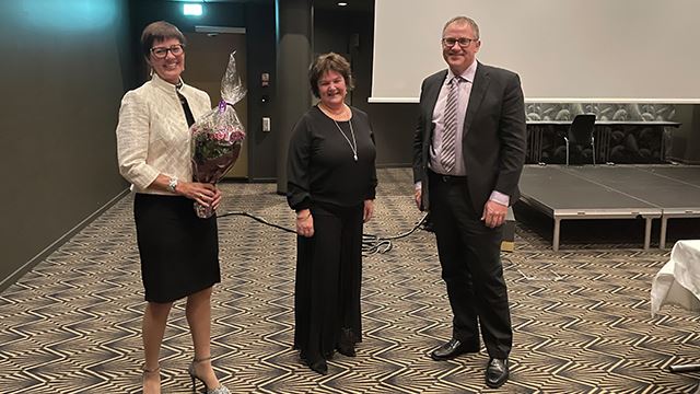Laila og Erik Horgen vant prisen Årets inkluderingspris. Her sammen med styreleder Anne Berit Lund Haube. Hederskveld_Laila og Erik Horgen.jpg