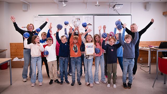 Kast ballen 2024-Rød skole.jpg